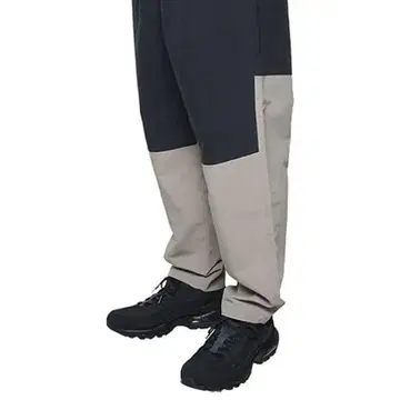 투톤 컬러 워크 팬츠 블랙과 베이지