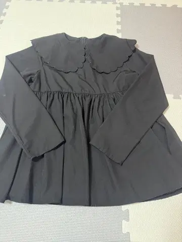 핏 모어 블랙 스캘럽 칼라 긴팔 블라우스