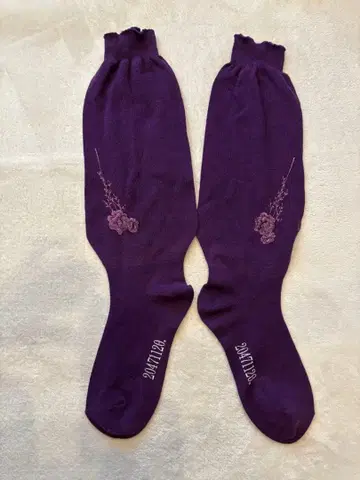 2047120 보라색 꽃 자수 루즈 삭스