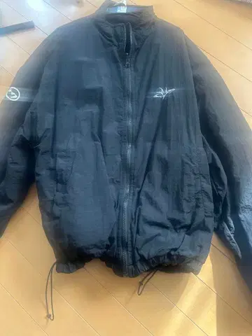 블랙 나일론 자켓 엠블럼 자수 리버서블로도 사용 가능! 이 시기에!
