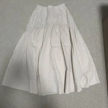 아이보리 플레어 스커트 티어드 디자인