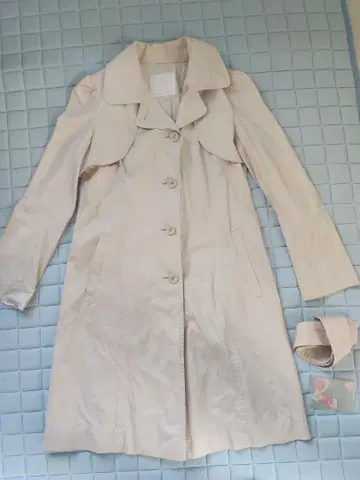 베이지 롱 트렌치코트