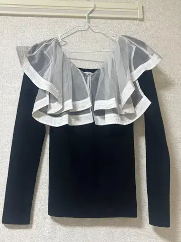 snidel 프릴 오프숄더 긴팔 상의