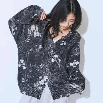블러 플라워 프린트 V넥 가디건 / 블랙