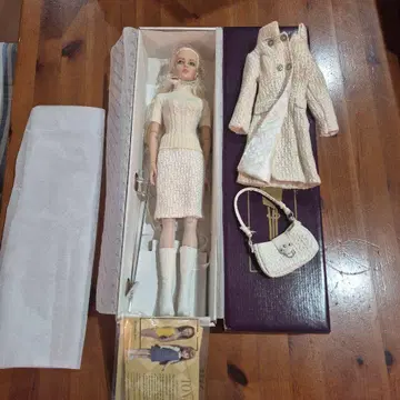 화이트 니트 의상의 패션 인형 토나 인형