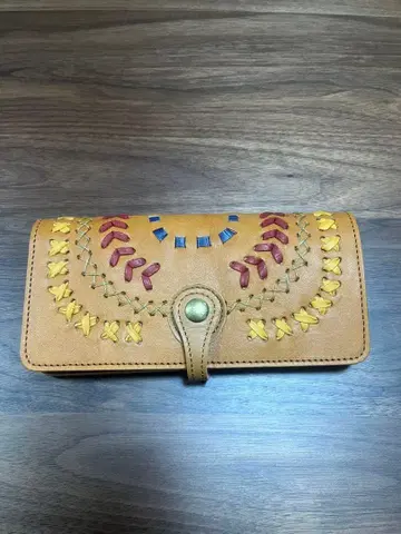 [ 새상품 ] 로비타 자수 디자인 베이지 가죽 장지갑