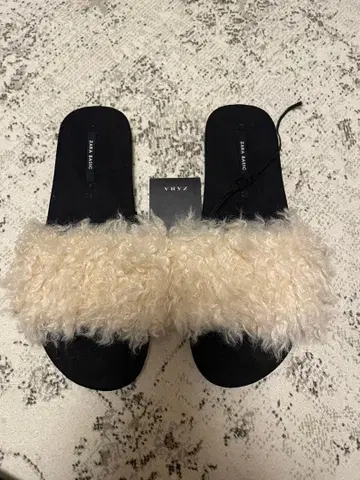 미사용 새상품 ZARA 시프 퍼 샌들 크림색 사이즈 36