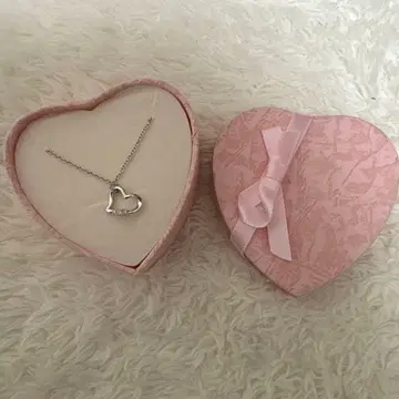 하트 모양 다이아몬드 목걸이만 받고 따로 보관한 채 그대로입니다