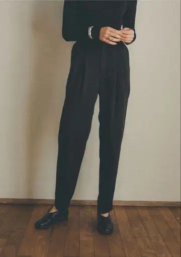 CLANE THICK SATIN ONE TUCK PANTS