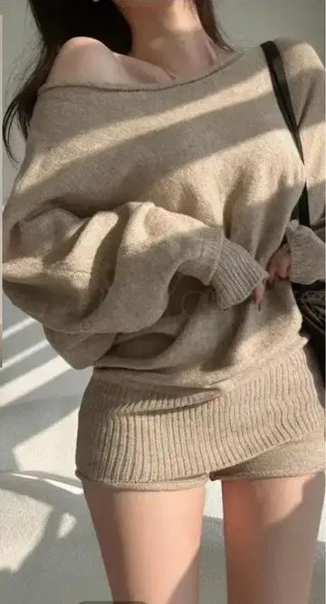 오프숄더 베이지 니트 셋업