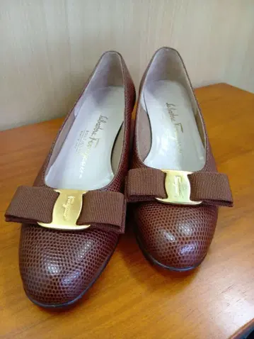 브라운 메쉬 리본 포함 펌프스