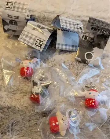 [ 익명 배송 ] 산리오 캐릭터즈 딸기 메지루시 액세서리