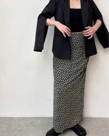 anuke Flower Tuck Skirt