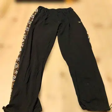 JUVENILE DELINQUENT 블랙 사이드 패턴 이지 팬츠