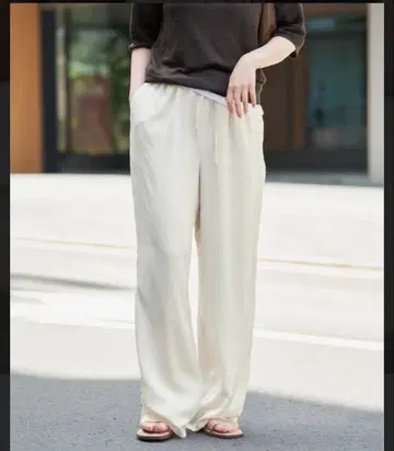 새상품 IENA 이에나 새틴 릴랙스 팬츠 본연의 색상 내추럴 38