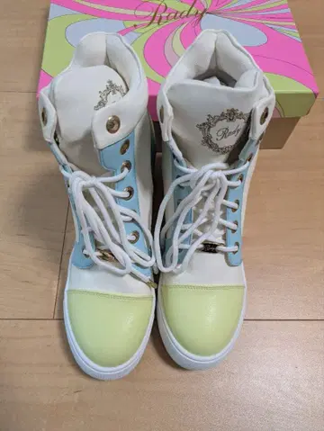 [ 미사용 새상품 박스 있음 ] Rady 인힐 스니커즈 M 23.5cm