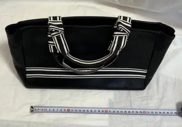 샤크 블랙 스트라이프 핸들 토트백