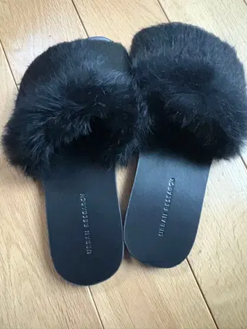 URBAN RESEARCH 블랙 퍼 슬라이드 샌들