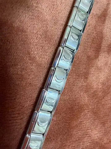 심플한 은색 팔찌