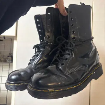 [ MIE ] Dr.Martens 10홀 잉글랜드제