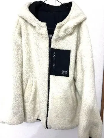 리버서블 아이보리 플리스/블랙 자켓 후드 부착