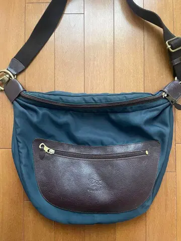 IL BISONTE (일비종떼) 네이비 숄더백