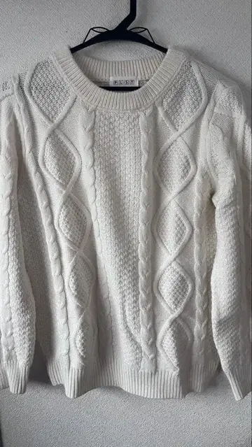 화이트 케이블 니트 스웨터 긴팔