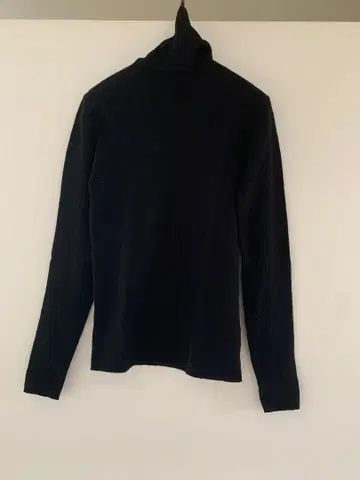 MACPHEE 블랙 터틀넥 니트