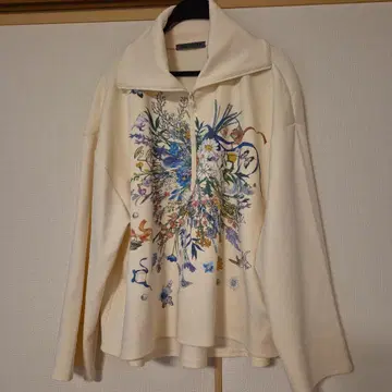 이즈스칼라 꽃무늬 프린트 티셔츠