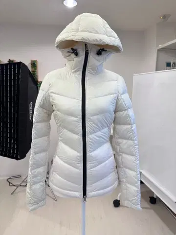 골프웨어 J.Lindeberg 후드 부착 다운 자켓 화이트