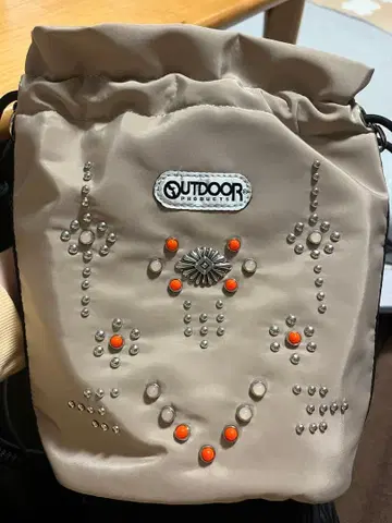 OUTDOOR PRODUCTS 스터드 숄더백