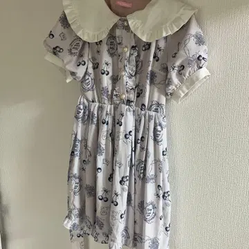 프릴 달린 옷깃의 무릎 기장 원피스