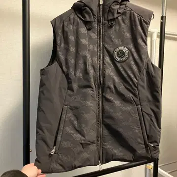 MARK&LONA 후드 부착 블랙 다운 베스트