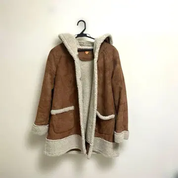 후드 부착 브라운 무스탕 코트