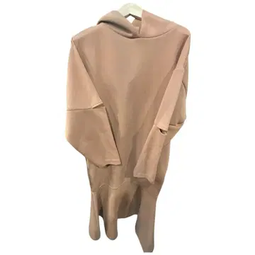 [ 가격 인하 가능 ] emmi atelier 후디 컷 원피스