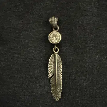 실버 깃털 모티브 탑