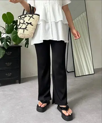새상품급*프로즈베일*사이드 슬릿 플레어 팬츠