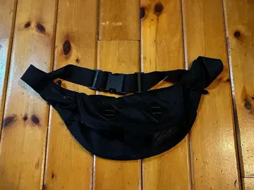 [미사용 새상품] KELTY 블랙 바디백 패니 켈티