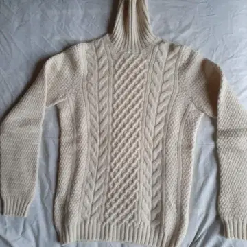 돌모어 터틀넥 니트