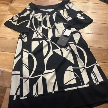 택 포함 새상품 노베스파지오 무릎 기장 원피스 모노톤 38