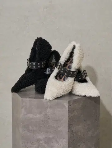 다리치 푸들 퍼 벨트 펌프스