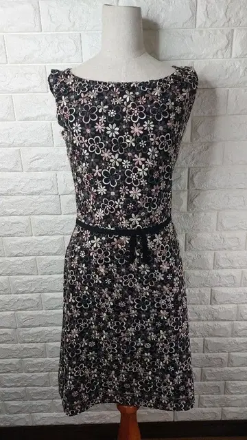 꽃무늬 슬리브리스 무릎 기장 원피스