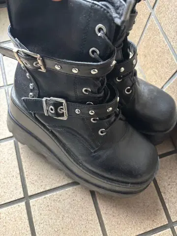 통굽 스트랩 부츠 블랙