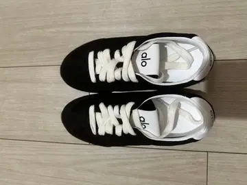 alo 블랙 스니커즈