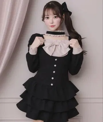 pium 프론트 리본 초커 티어드 미니 원피스 블랙 핑크