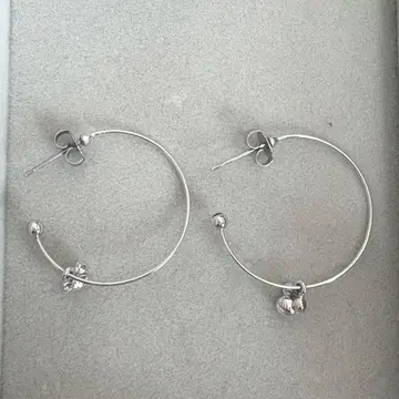 미키 모양 참 포함 후프 귀걸이