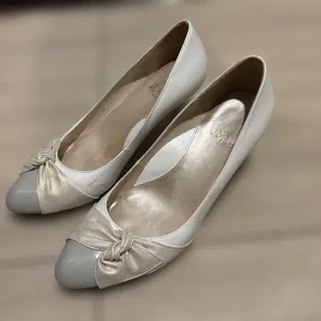 히미코 화이트/그레이 리본 디자인 펌프스