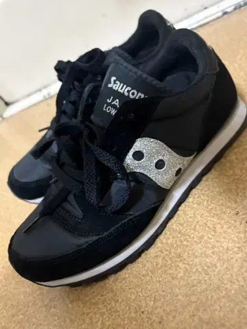Saucony Jazz Low Pro 블랙 스니커즈
