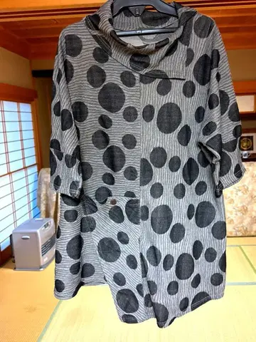 유민 도트 무늬 그레이 오부 소매 튜닉