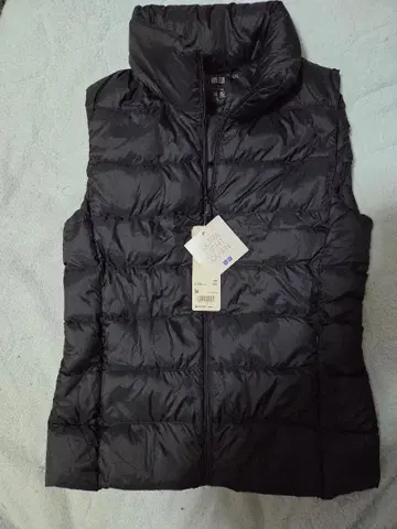 유니클로 여성용 울트라 라이트 다운 베스트 M 블랙 새상품